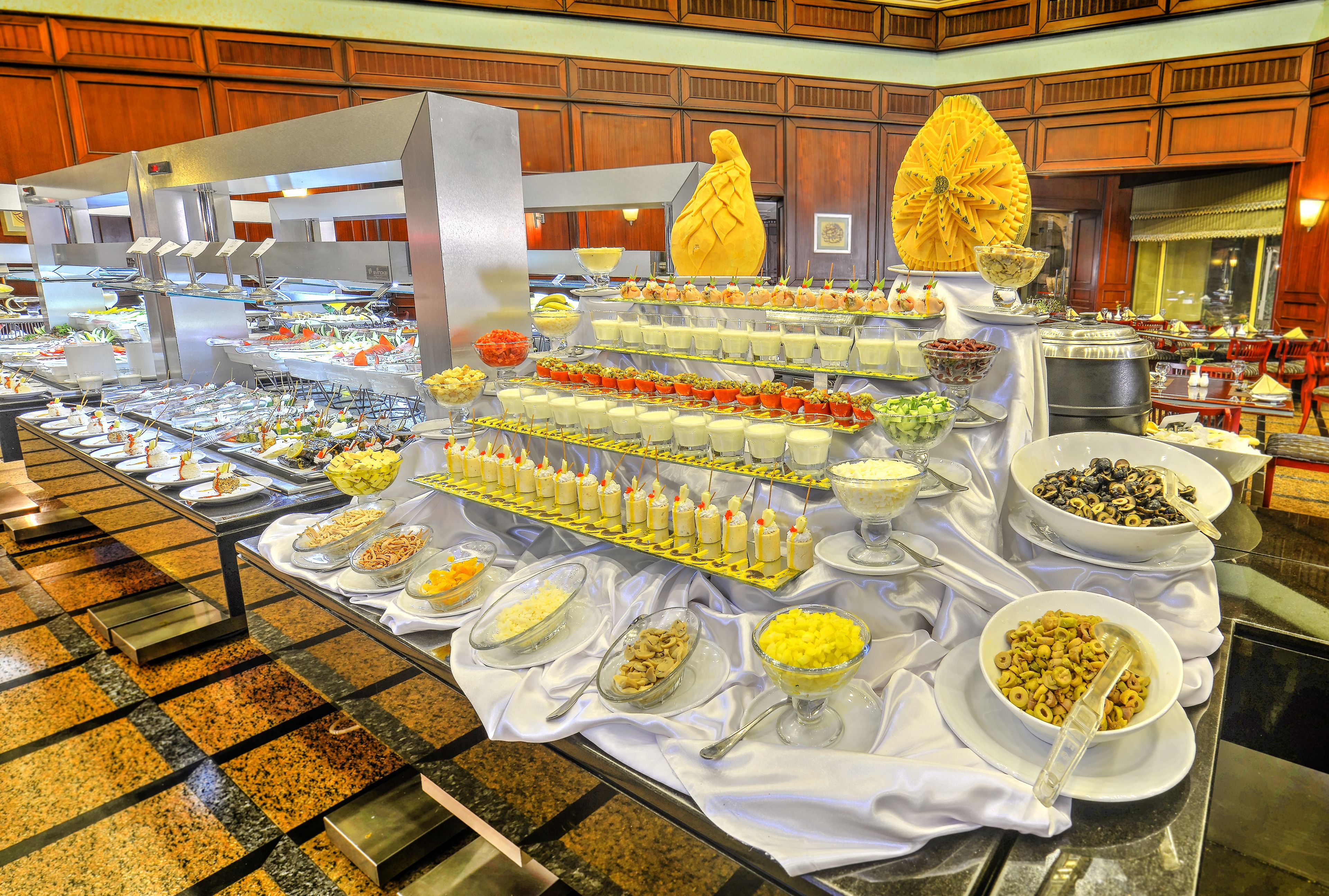 Un buffet proposant une variété de plats et d’ustensiles.