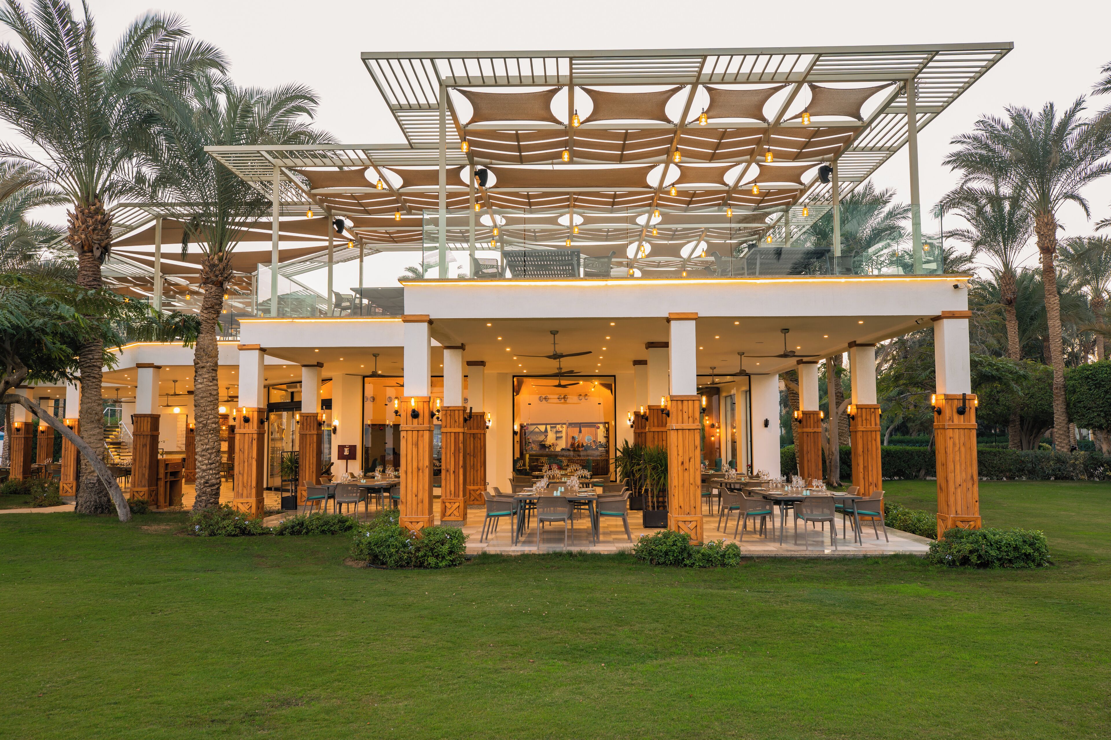 供应早餐、午餐和晚餐