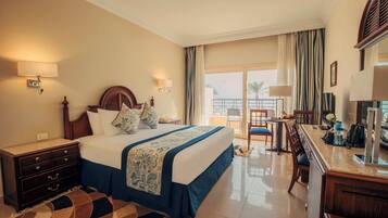 高級客房, 部分海景, 花園 | 迷你吧、房內夾萬、遮光窗簾/窗簾、熨斗/熨衫板