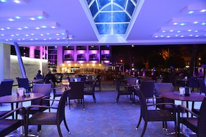 2 Bars/Lounges, 2 Poolbars