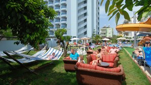 2 outdoor pools, pool umbrellas, sun loungers - Grand Zaman Garden Hotel (Alanya)