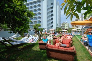 2 outdoor pools, pool umbrellas, sun loungers - Grand Zaman Garden Hotel (Alanya)