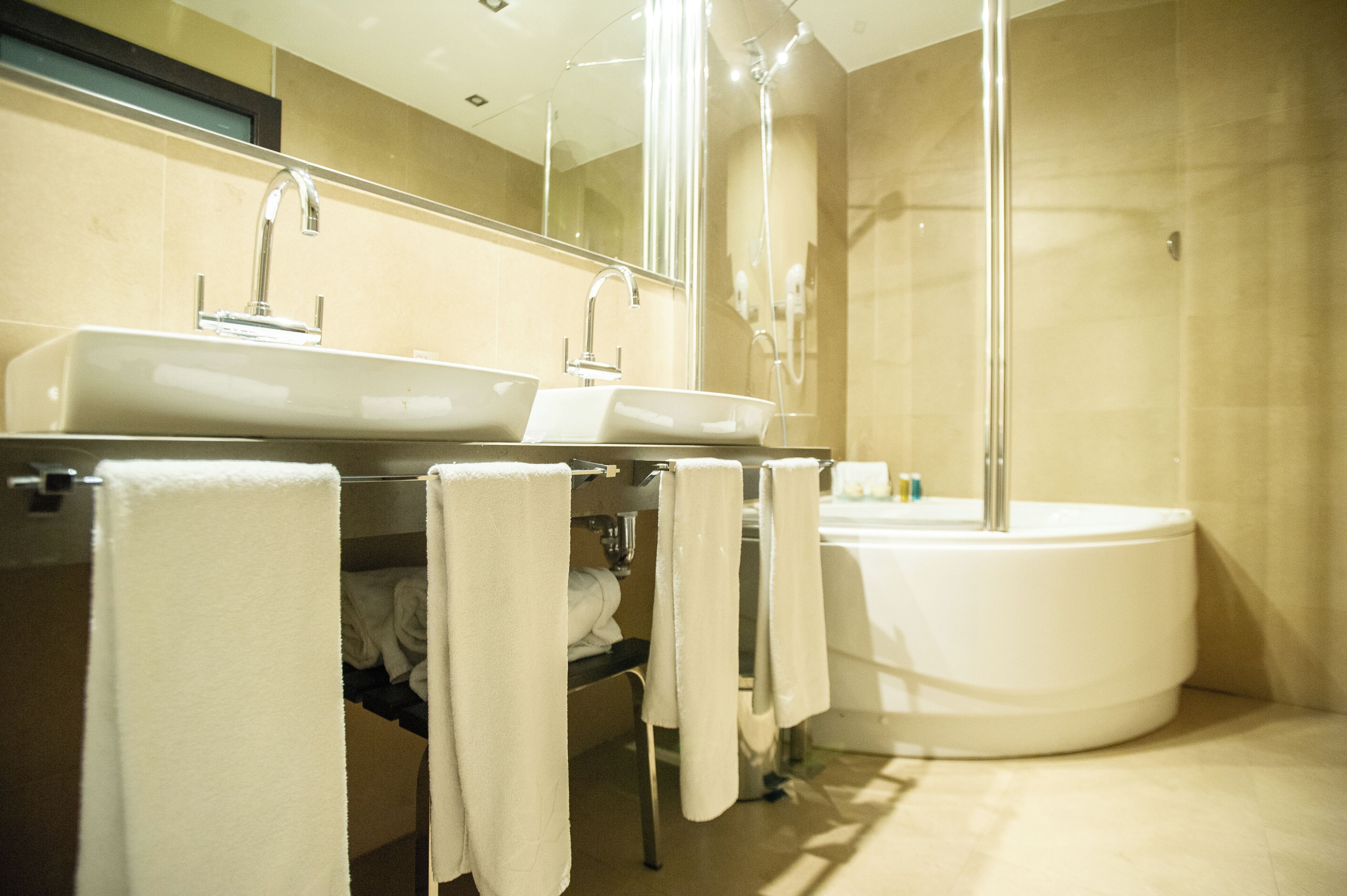 senior suites | bathroom | free toiletries, hair dryer, bidet, towels