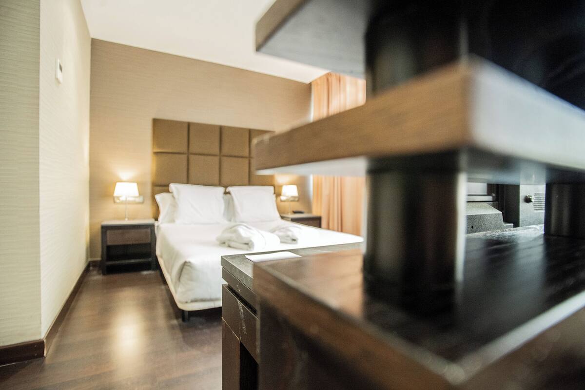 Sengetøy av topp kvalitet, minibar og skrivebord