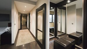 Senior Suites | 高級寝具、ミニバー、デスク、ノートパソコン用作業スペース