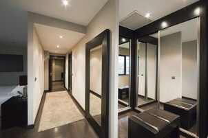 Senior Suites | 高档床上用品、迷你吧、办公桌、笔记本电脑工作区