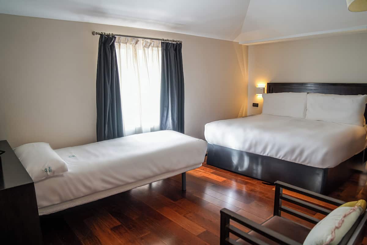 Comfort driepersoonskamer | 1 slaapkamer, een bureau, een laptopwerkplek, verduisterende gordijnen