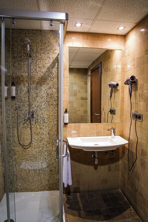 City Double Room | Bathroom | Shower, designer toiletries, hair dryer, bidet - Hotel Baeza Monumental by eme Hoteles (Baeza)