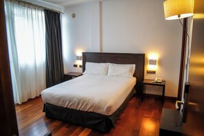 Escritorio, espacio para trabajar con un portátil, cortinas opacas