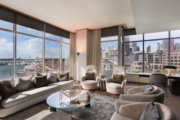 Suite Club, 1 cama de matrimonio grande, Acceso al salón del club (Opera) | Minibar, caja fuerte, escritorio y espacio para trabajar con un portátil