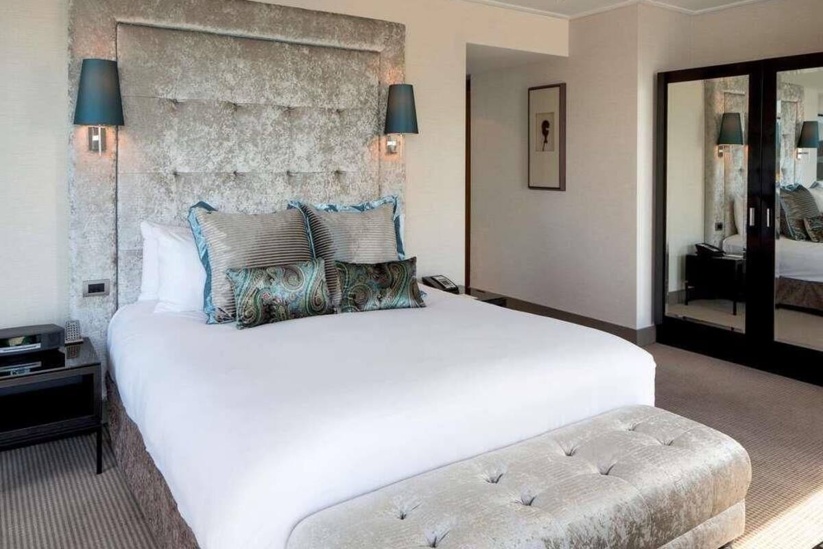 Superior Room, 1 King Bed | Minibar, in-room safe, desk, laptop workspace