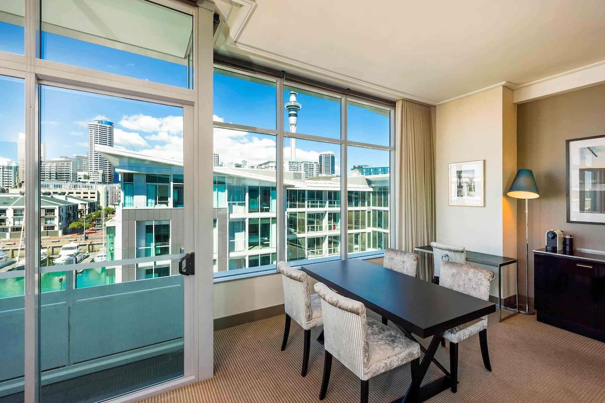 Deluxe suite, 1 kingsize bed (Club Millesime access) | Een minibar, een kluis op de kamer, een bureau, een laptopwerkplek
