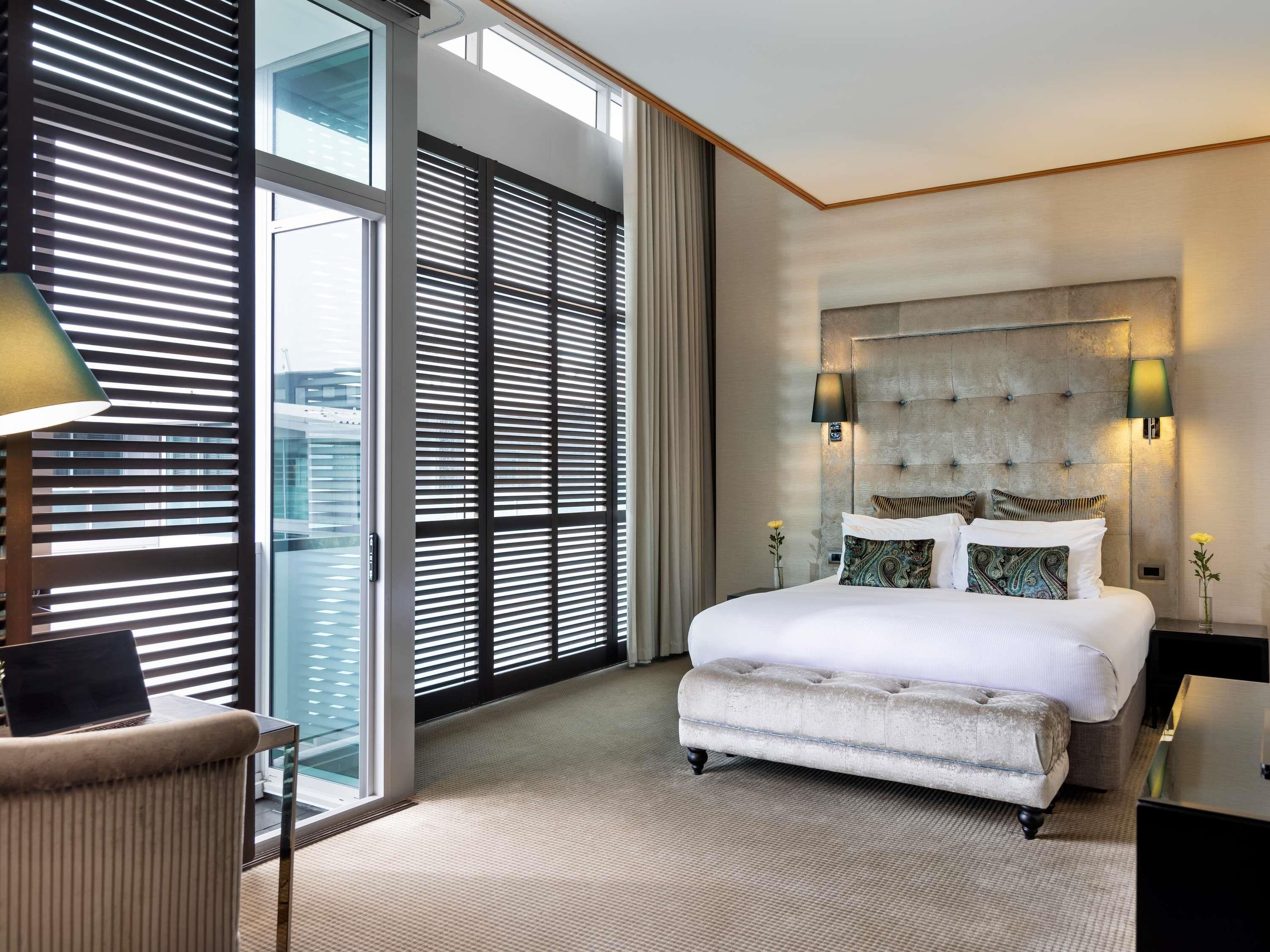 Luxury Room, 1 King Bed (Atrium View)