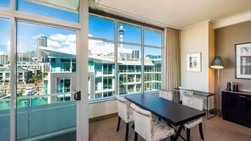 デラックス スイート キングベッド 1 台 (Club Millesime access) | ミニバー、セーフティボックス (室内)、デスク、ノートパソコン用作業スペース