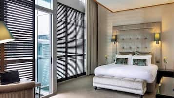 Chambre Luxe, 1 très grand lit (Atrium View) | Minibar, coffres-forts dans les chambres, bureau