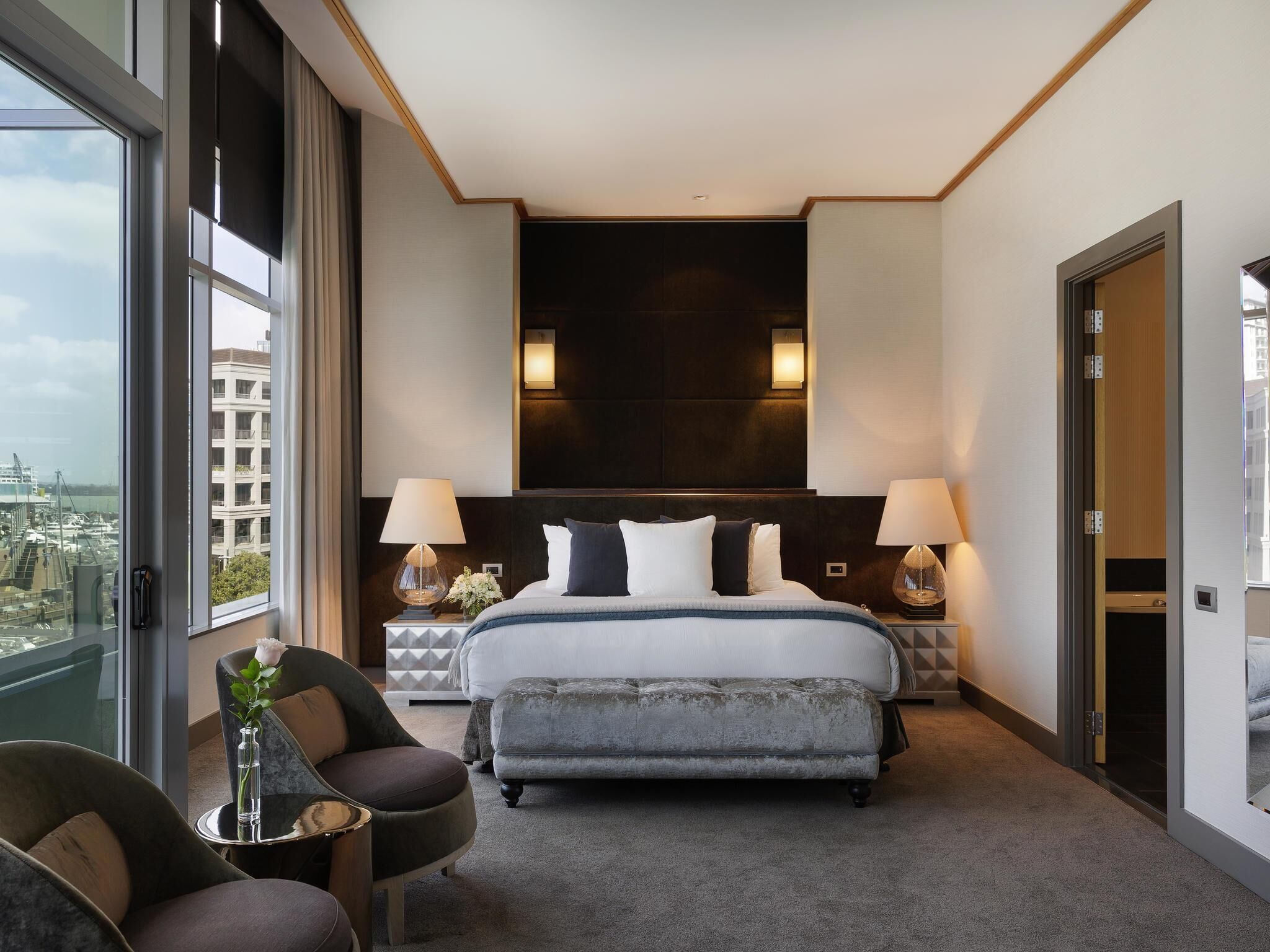 Club Suite, 1 King Bed, Club Lounge Access (Opera) | Minibar, in-room safe, desk, laptop workspace