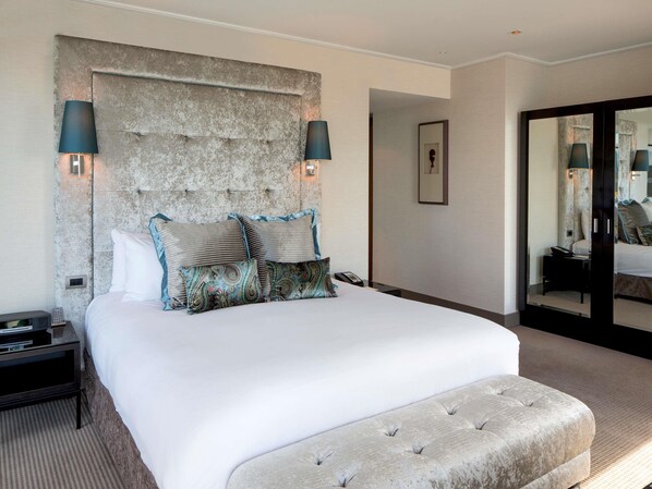 ميني بار وخزنة داخل الغرفة ومكتب ومساحة عمل للكمبيوتر المحمول