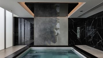 Una piscina cubierta