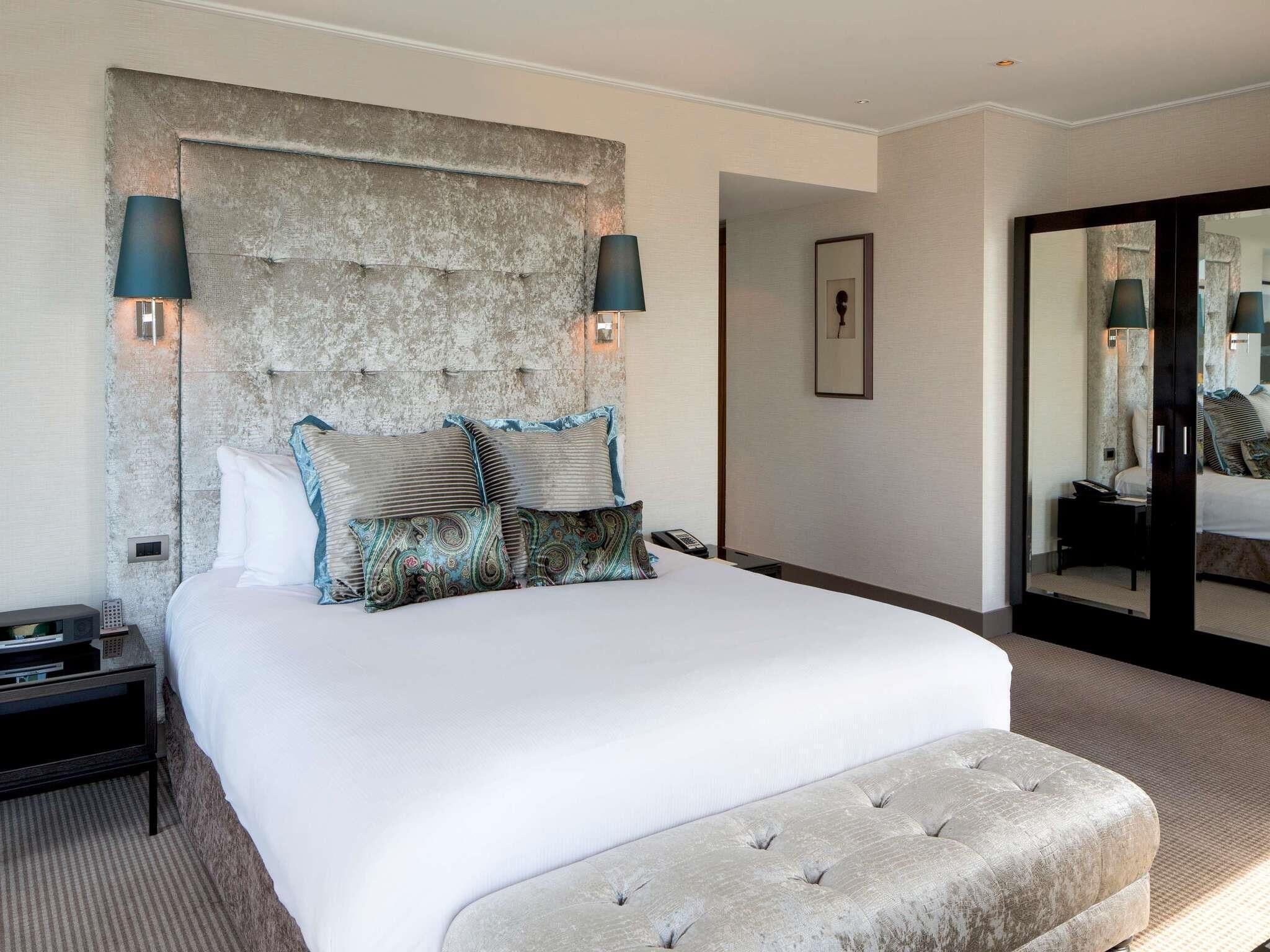 Superior Room, 1 King Bed | Minibar, in-room safe, desk, laptop workspace