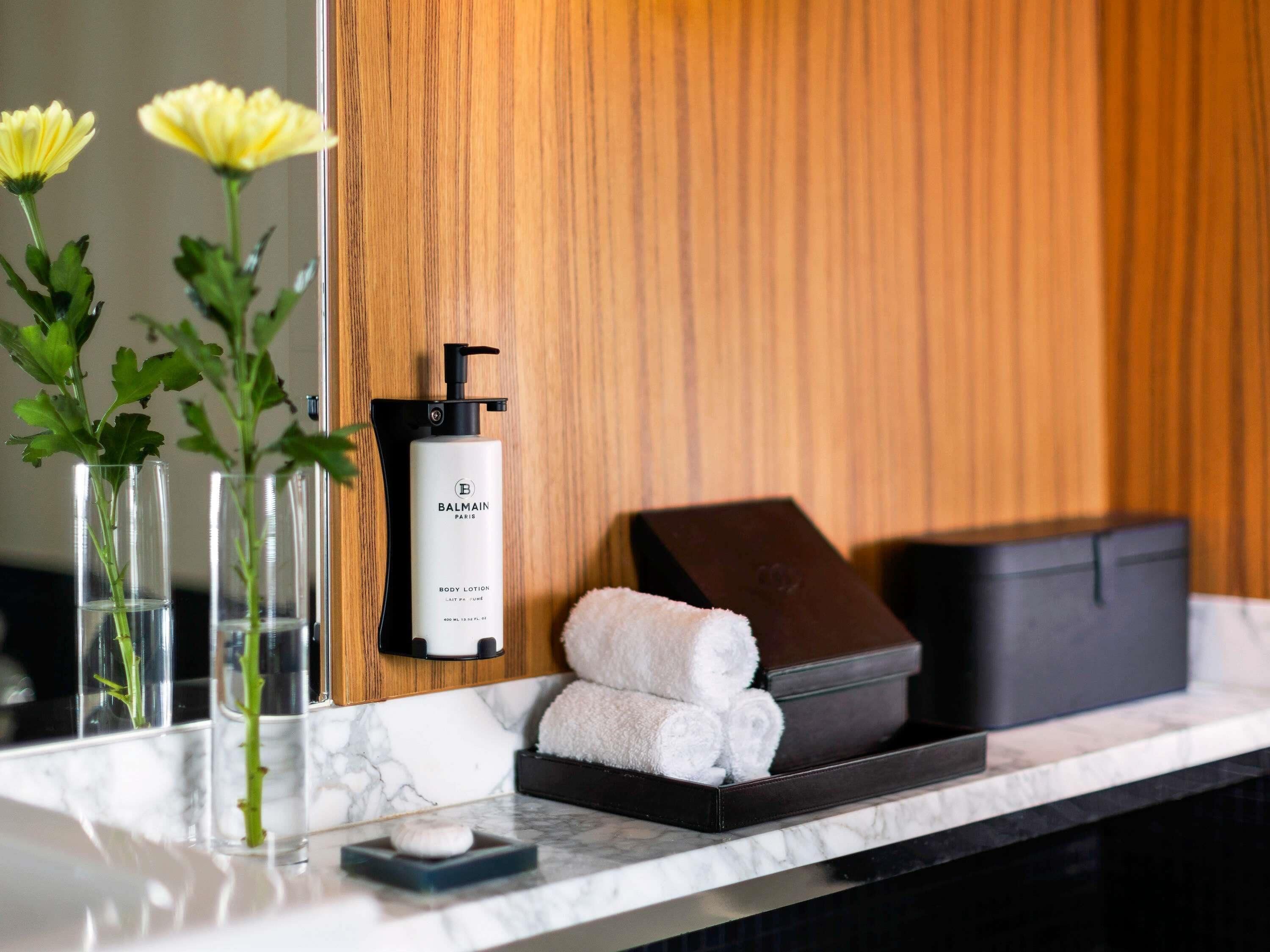 Separate bathtub and shower, deep-soaking bathtub, rainfall showerhead