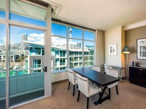 Suite Deluxe, 1 cama de matrimonio grande (Club Millesime access) | Minibar, caja fuerte, escritorio y espacio para trabajar con un portátil