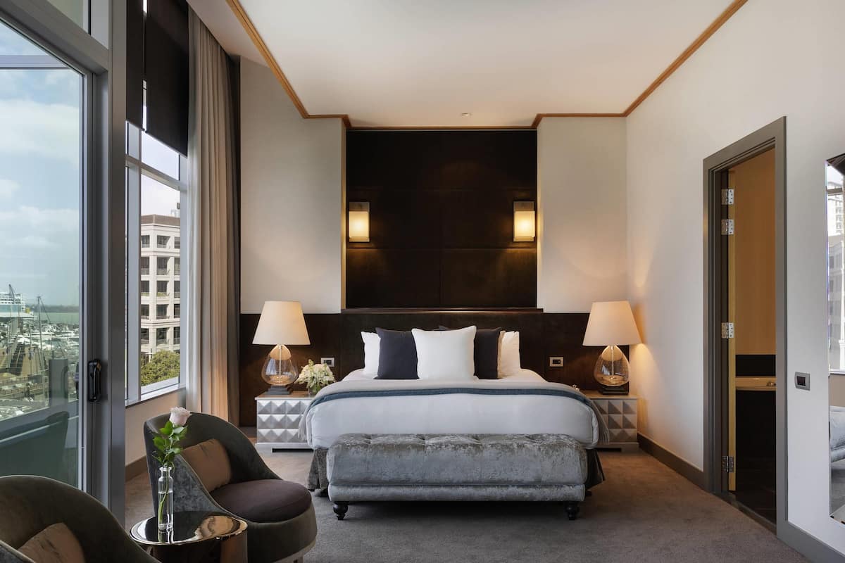 Club suite, 1 kingsize bed, toegang tot de clublounge (Opera) | Een minibar, een kluis op de kamer, een bureau, een laptopwerkplek