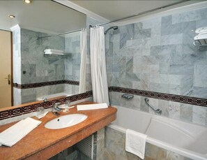 Ducha, artículos de higiene personal gratuitos, secador de pelo y bidé