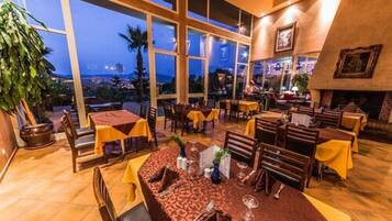 2 restaurants, breakfast served