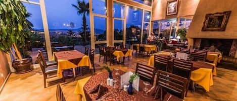 Hi ha 2 restaurants amb esmorzars