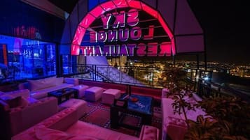 3 bares, bar junto a la piscina