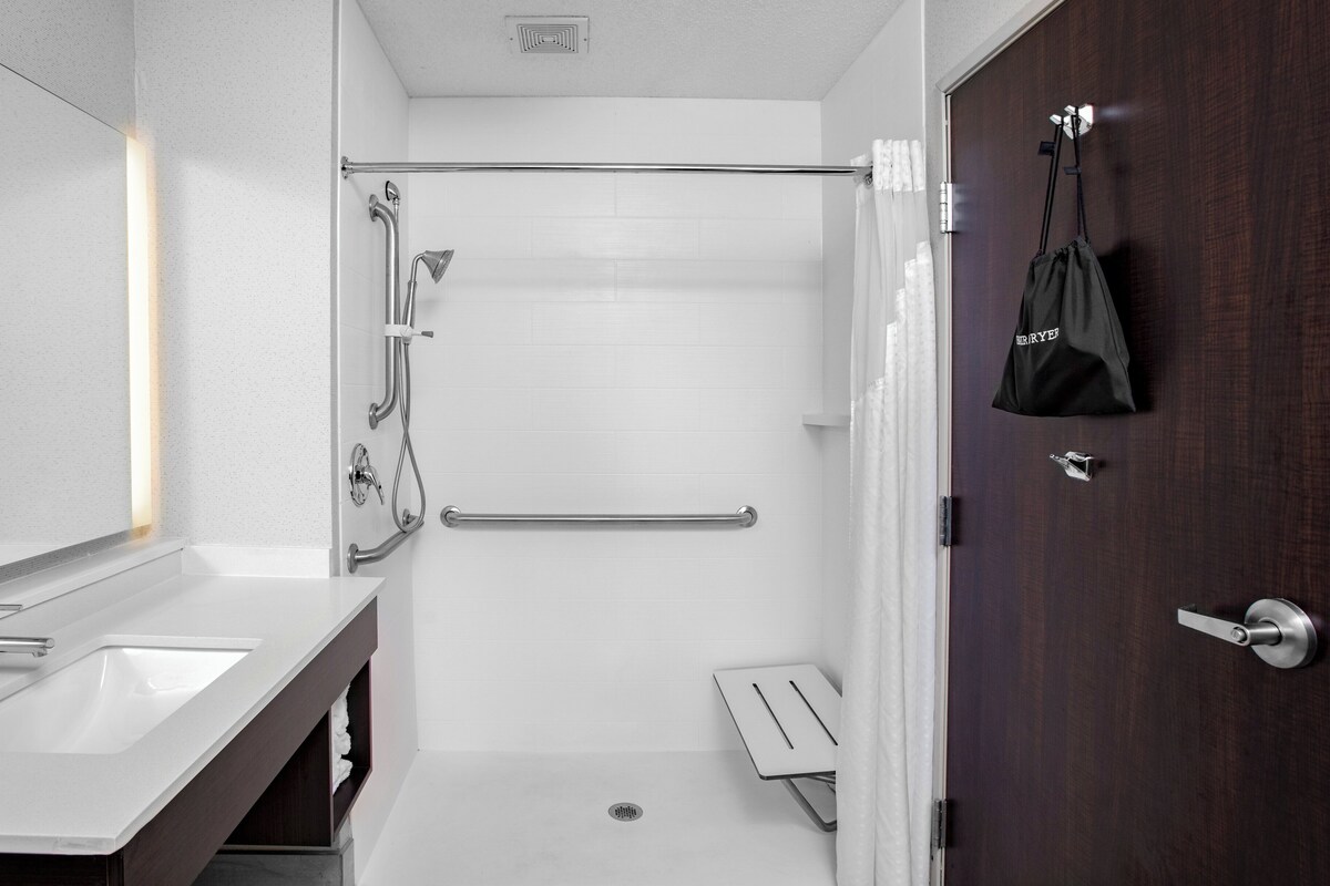 Caja de seguridad en la habitación, escritorio y cortinas blackout