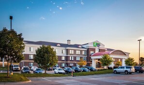 A hotel with a parking lot, multiple cars, and a clear sky. - Holiday Inn Express Hotel & Suites Altoona-Des Moines by IHG (Altoona)
