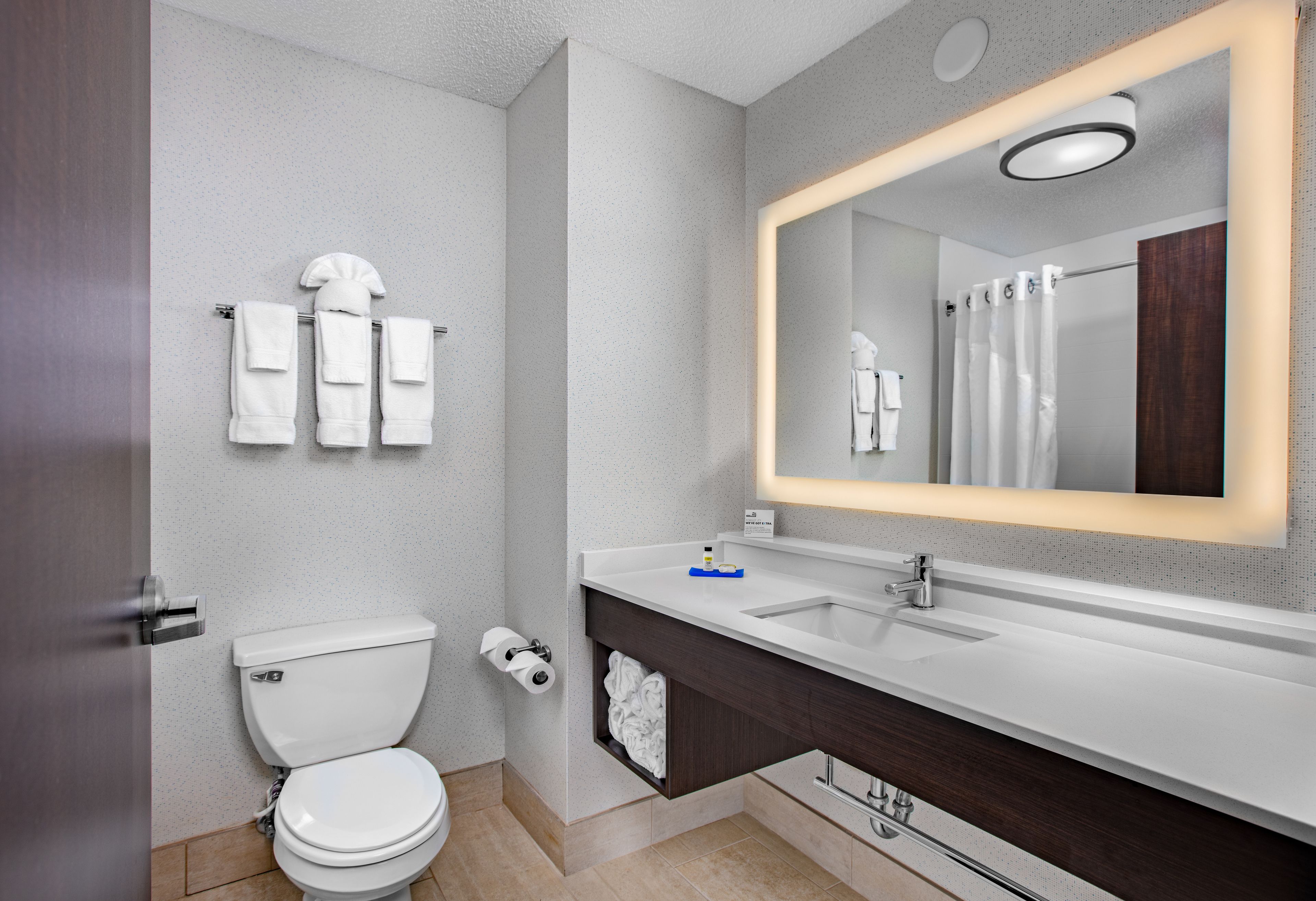 combined shower/bathtub, hair dryer, towels