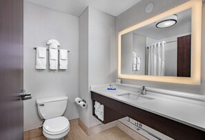Combined shower/bathtub, hair dryer, towels - Holiday Inn Express Hotel & Suites Altoona-Des Moines by IHG (Altoona)