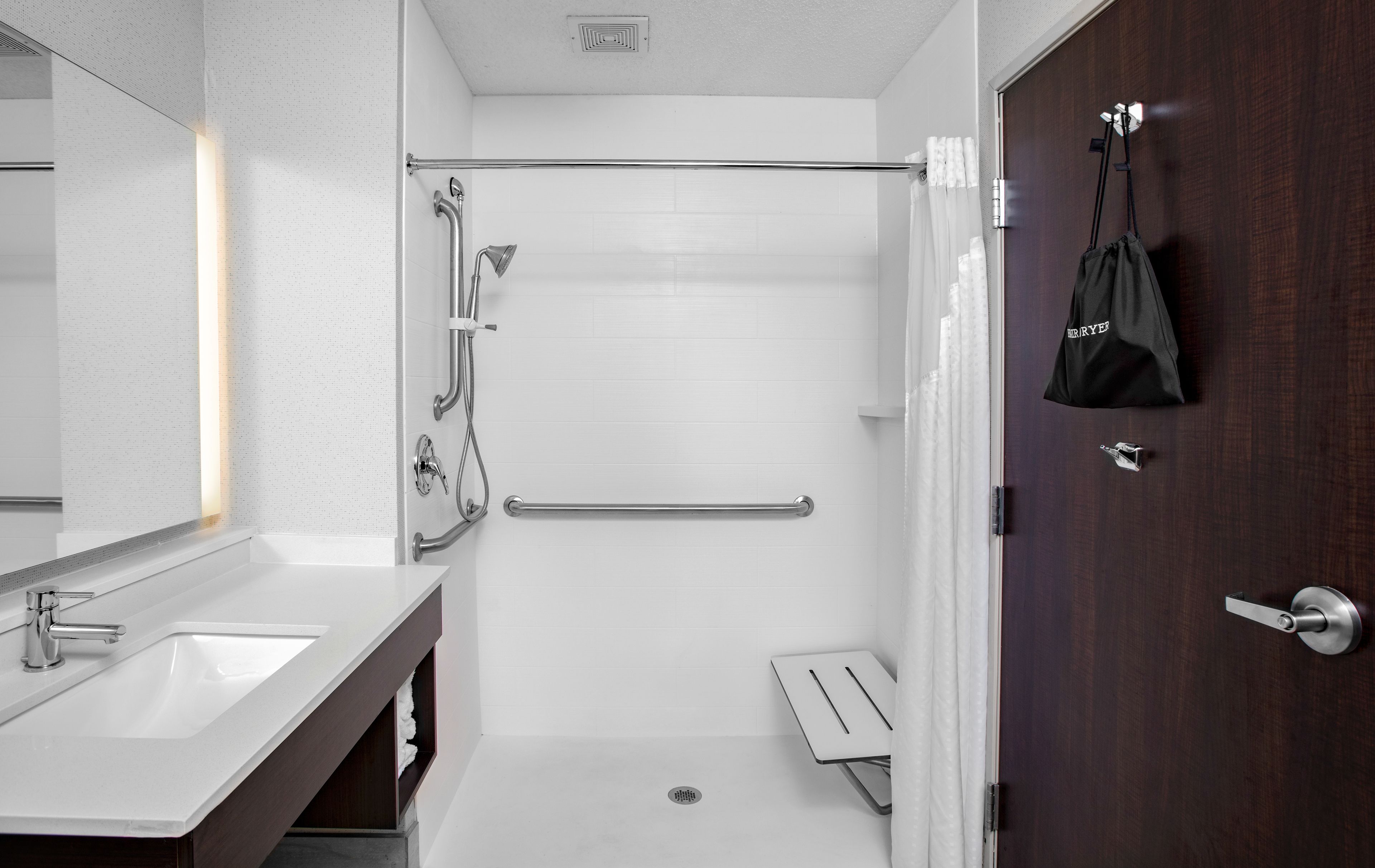 combined shower/bathtub, hair dryer, towels