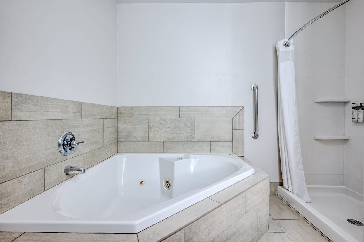 standard room, 1 king bed, jetted tub (minifridge) | bathroom | combined shower/bathtub, free toiletries, hair dryer, towels