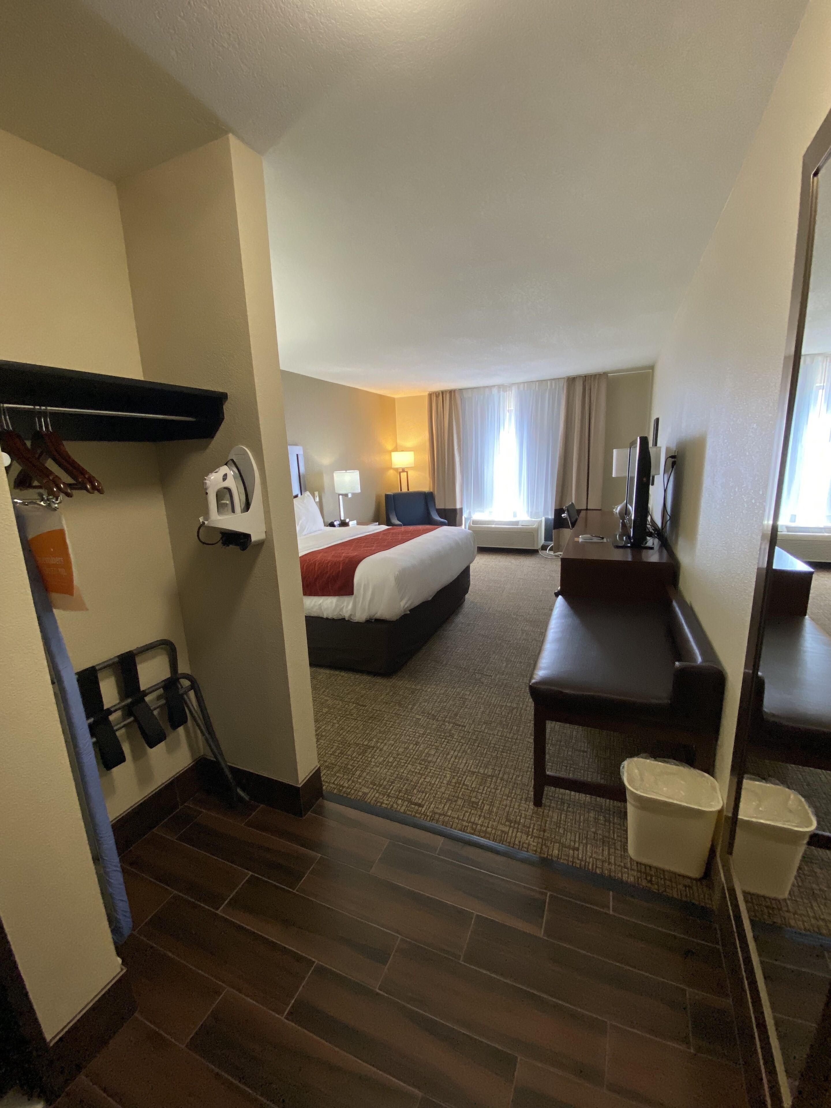 standard room, 1 king bed, non smoking | desk, blackout curtains, iron/ironing board, free cots/infant beds