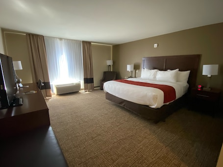 Escrivaninha, cortinas blackout, ferros/tƔbuas de passar roupa