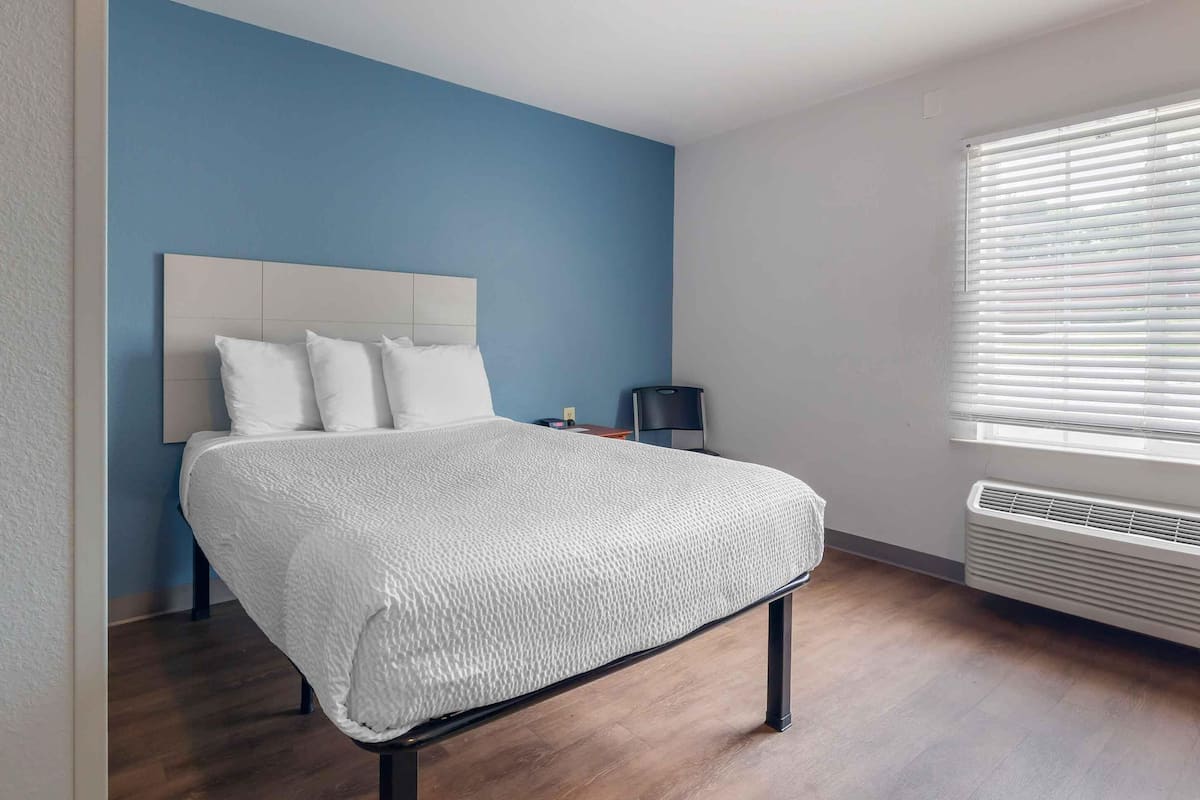 Standard Studio, 1 Double Bed, Non Smoking, Refrigerator & Microwave | Desk, laptop workspace, iron/ironing board (on request), WiFi (free)