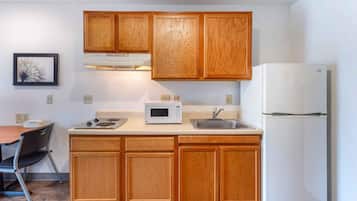 Frigorífico grande, microondas, placa de cocina y congelador