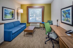 Värdeförvaringsskåp på rummet, skrivbord och strykjärn/strykbräda