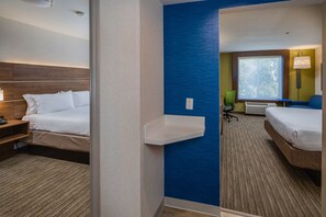 In-room safe, desk, iron/ironing board, free WiFi - Holiday Inn Express and Suites Modesto by IHG (Modesto)