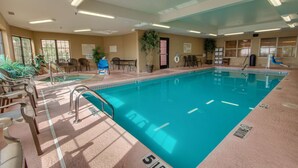 A swimming pool with lounge chairs and a sunshade. - Hampton Inn & Suites Las Cruces I-25 (Las Cruces)
