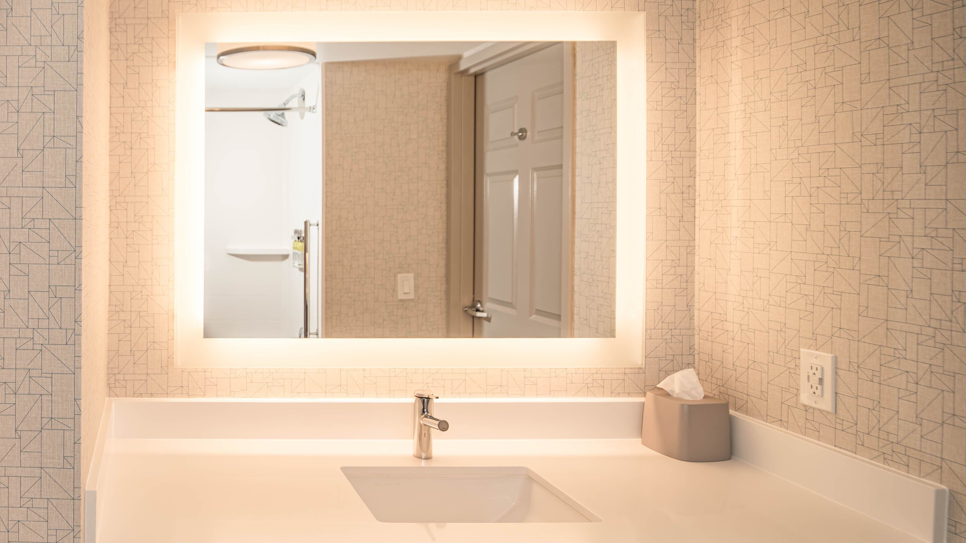 combined shower/bathtub, hydromassage showerhead, free toiletries