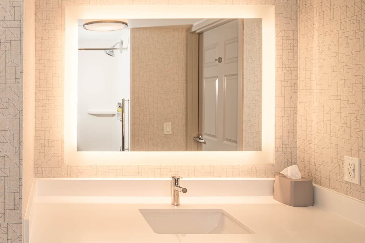 combined shower/bathtub, hydromassage showerhead, free toiletries