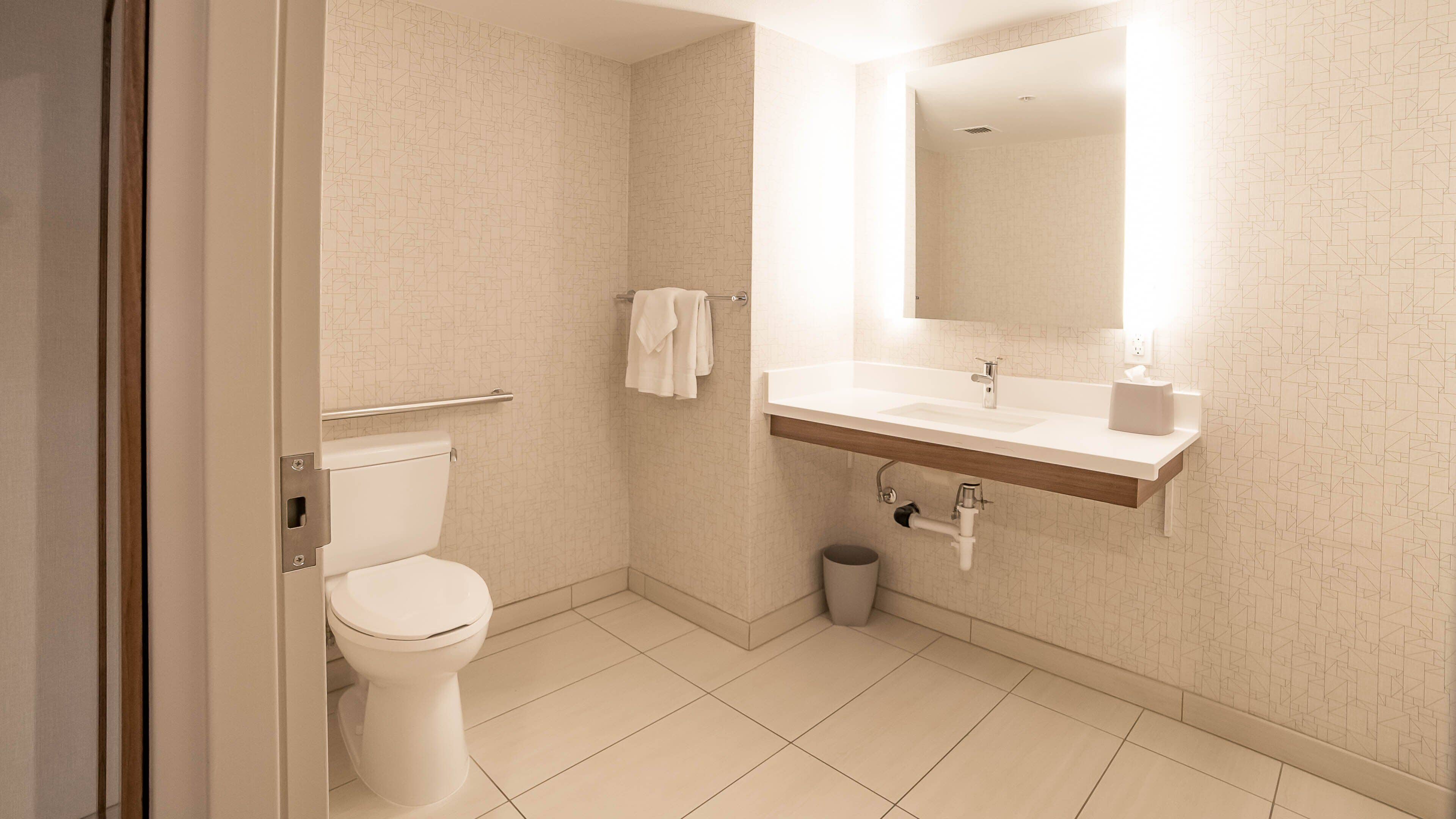 standard room, 2 single beds, accessible (comm, mobil, accessible tub) | bathroom | combined shower/bathtub, hydromassage showerhead, free toiletries