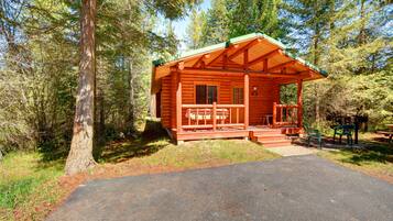 Classic Cabin, 1 Bedroom, Non Smoking | Down duvets, in-room safe, iron/ironing board, free WiFi