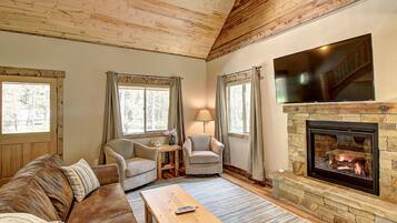 Cabaña Deluxe, 3 habitaciones | Área de sala de estar | Chimenea