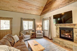 Deluxe Cabin, 3 Bedrooms | Living area