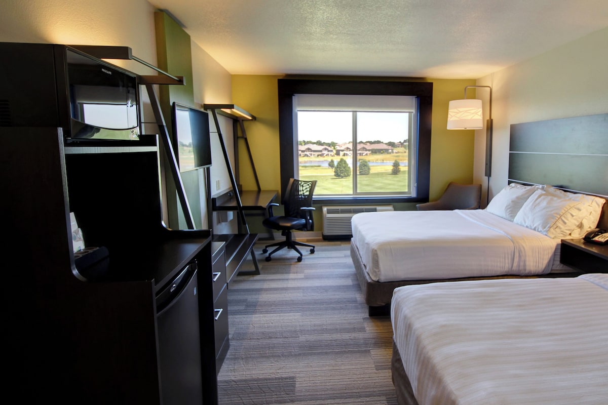 In-room safe, desk, iron/ironing board, cribs/infant beds